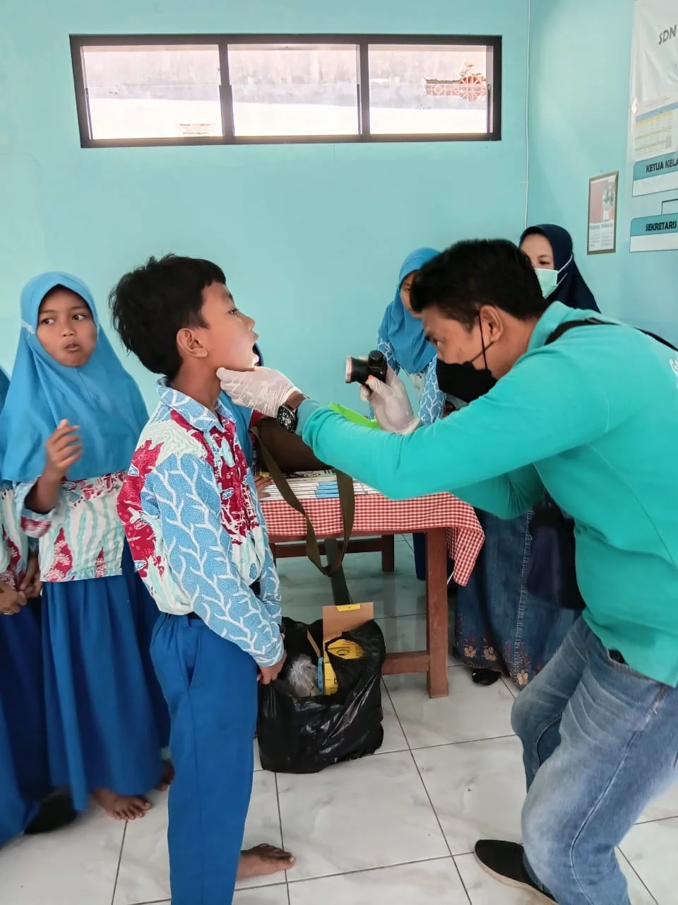 Pemeriksaan Kesehatan Siswa SDN 1 Peleyan
